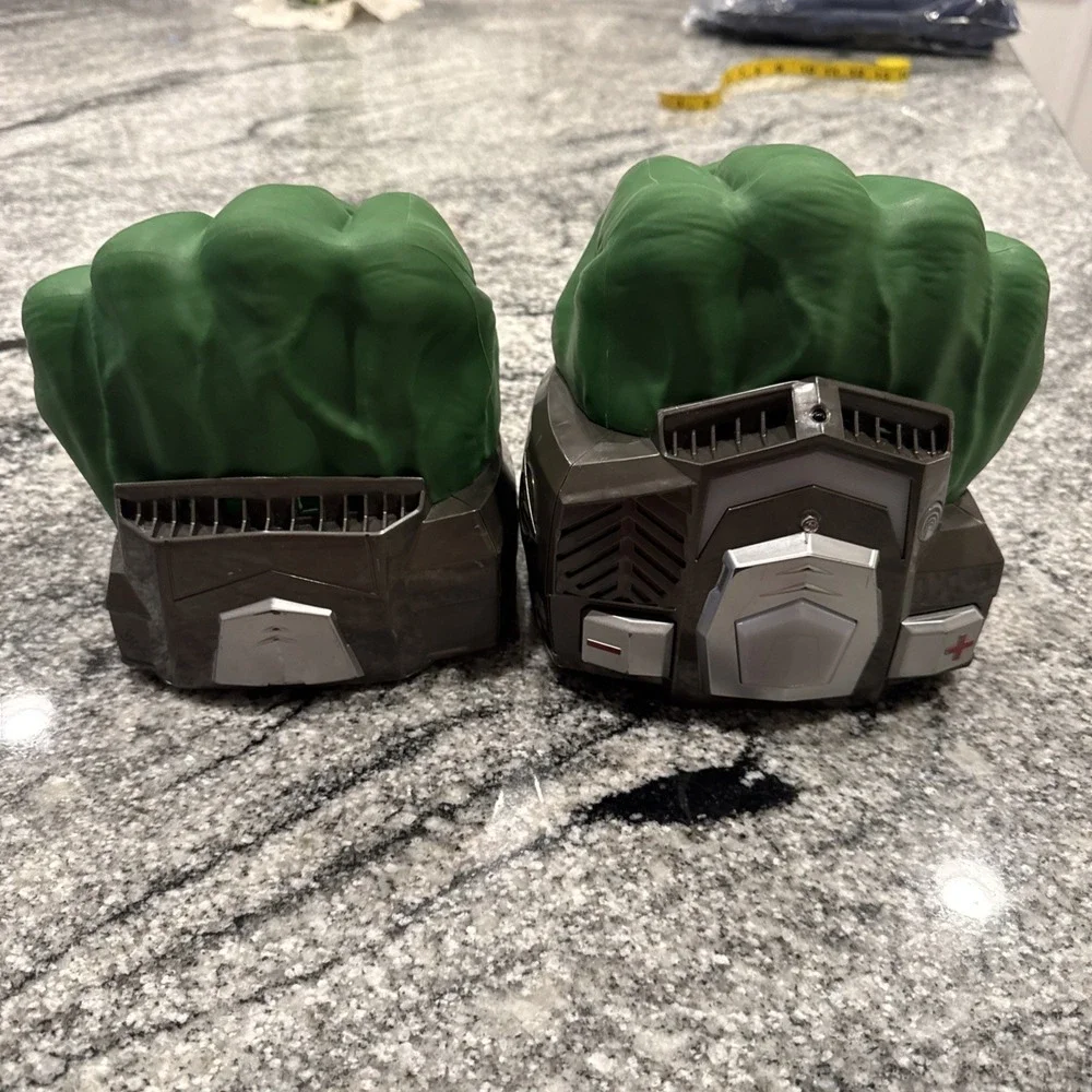 Marvel Hulk Hands‎ Fist Smash Avengers Labs Hasbro w/Sound & Lights Playmation